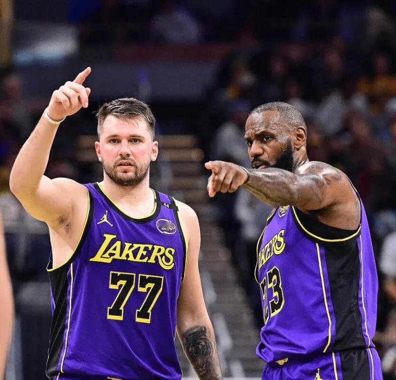 湖人队真的需要彻底摆脱詹姆斯？这不，根据知名美媒的爆料，一位东部高管认为湖人队在