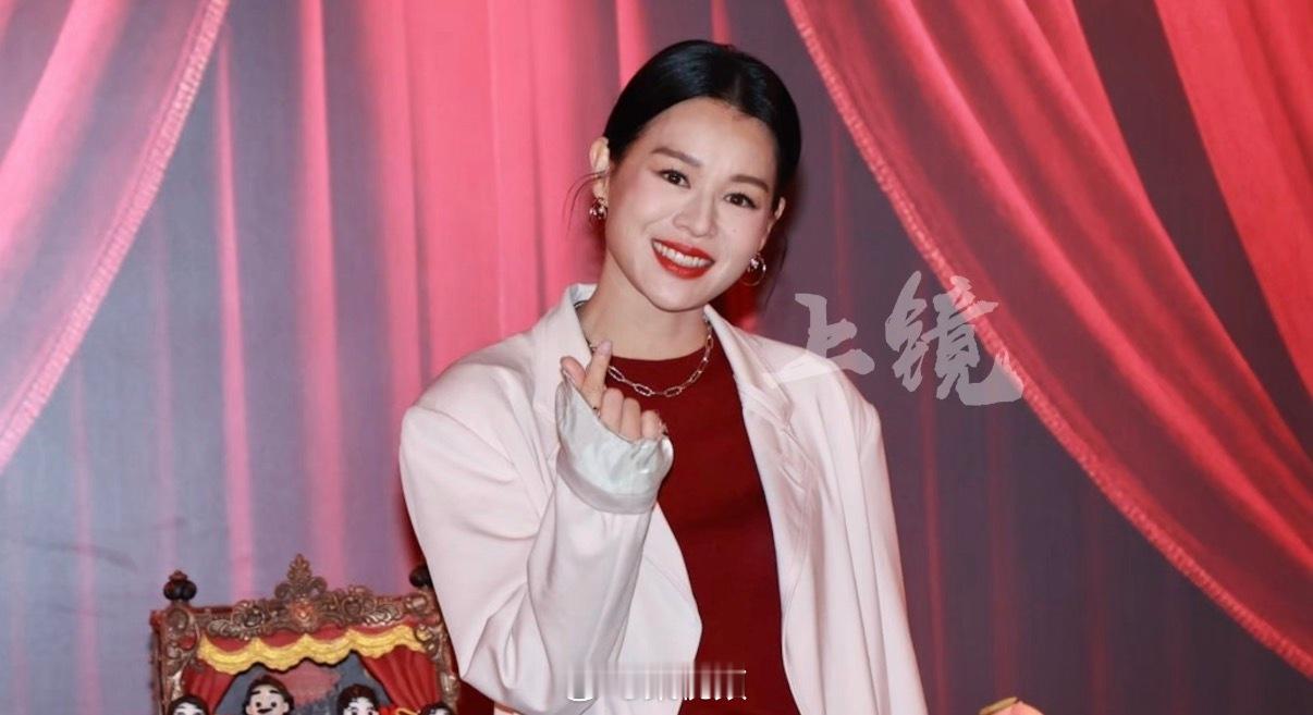 【胡杏儿回应李施嬅车崇健上节目】胡杏儿谈李施嬅车崇健10月25日据港媒,当被问