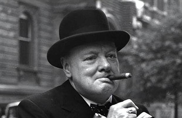 为什么总说丘吉尔毁掉了英国？因为大英那时候其实选择很多，就不说投降这种话了，凭大