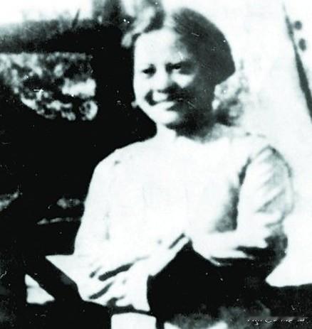 书香闺秀宁死不屈，被扔草丛的婴儿，20年后成国家栋梁！1941年，军统特务