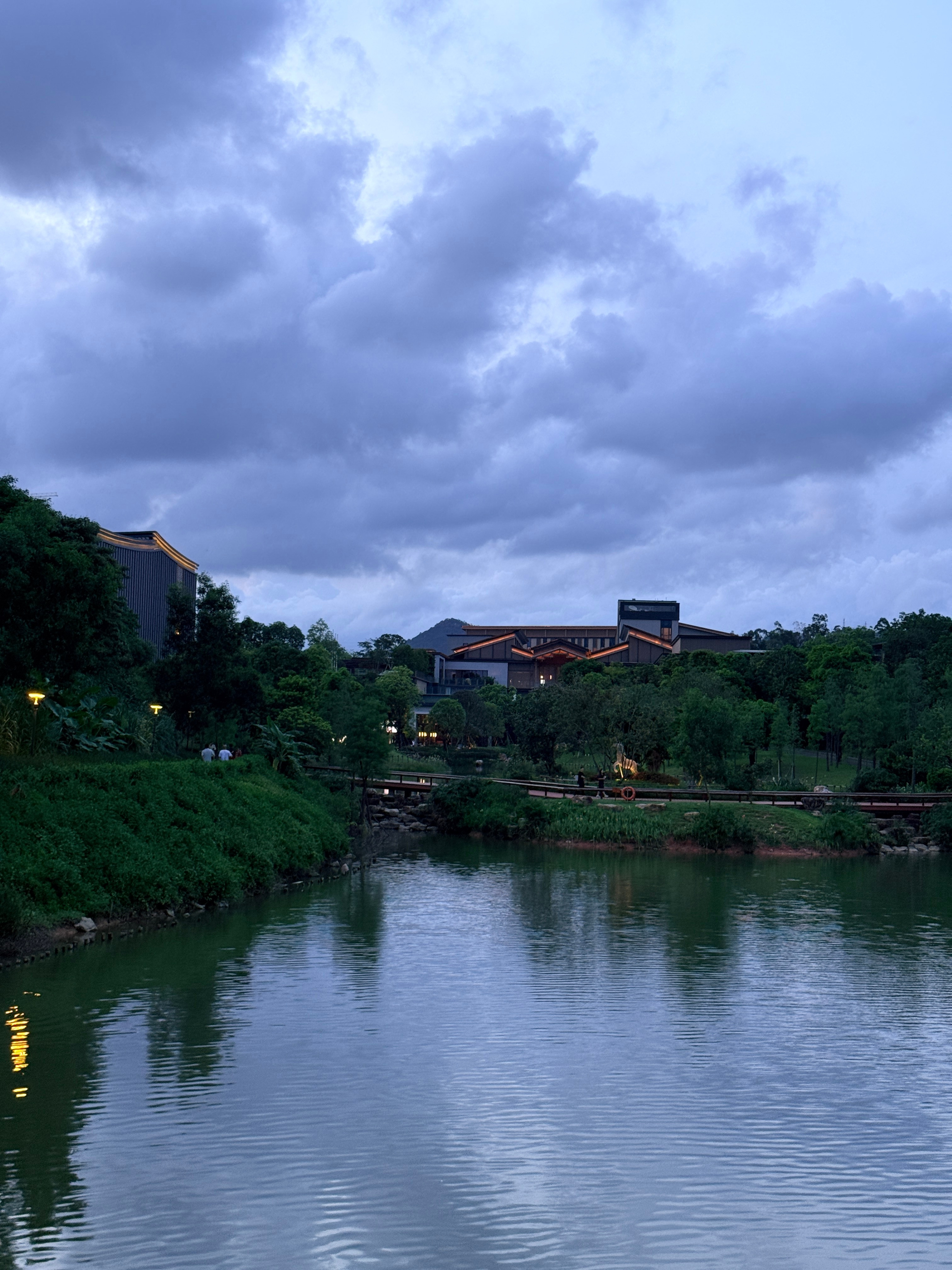 在珠海呆了这么多年，珠海现在最好的板块是香山湖公园附近，旁边公园，教育，商业资