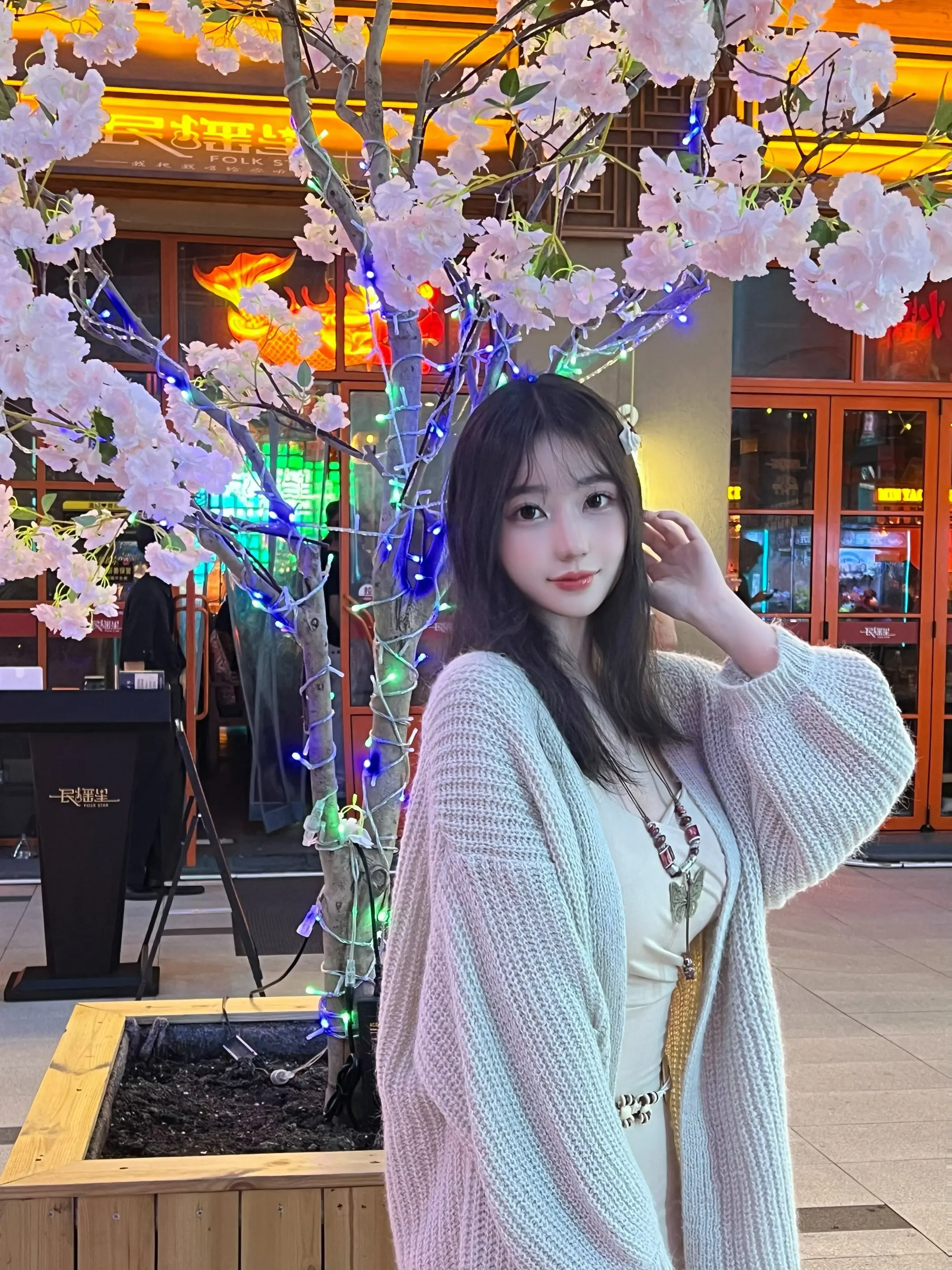 樱花树下站谁都美