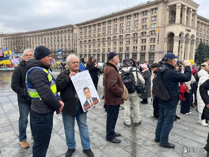 基辅举行反对腐败与泽连斯基的集会11月16日，乌克兰民众手持“泽连斯基是罪