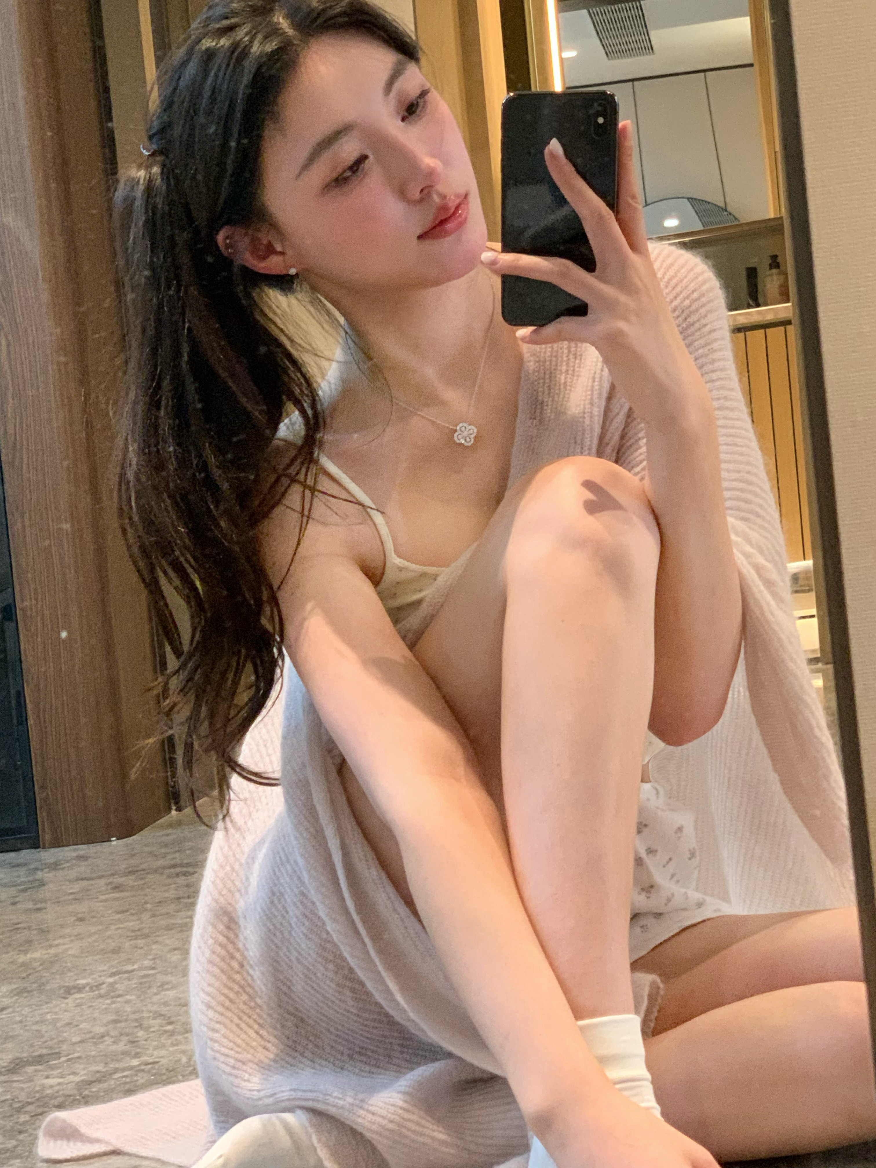 在路边桂花树下吸香气修剪师傅送了几支桂花🤩​​​