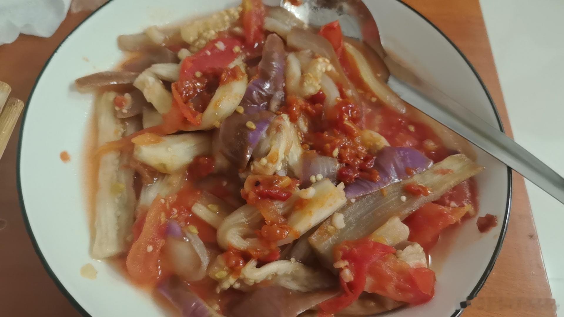 当代年轻人的做饭现状belike今日新做法，水煮茄子🍆西红柿🍅，无油低脂，明