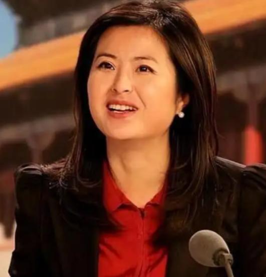2015年，42岁的“央视名嘴”张泉灵辞职后，趁60岁的丈夫不注意，带着147万