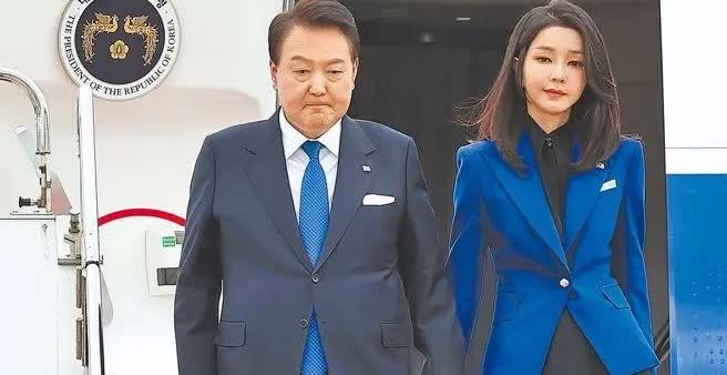 韩国真是一个大型真人秀现场，该国的检察官跑去牢里抓前总统尹锡悦，指挥狱警将尹锡悦