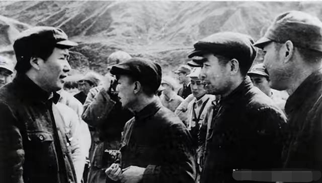 1947年陕北，陈赓见中央警卫连还用老套筒，豪送150条美式卡宾枪，毛主席冷冷甩