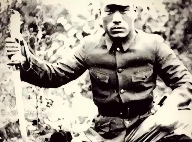 1940年，一名日本军官凌辱了伪军年轻漂亮的妻子，等丈夫赶回家中，妻子已羞愤自尽