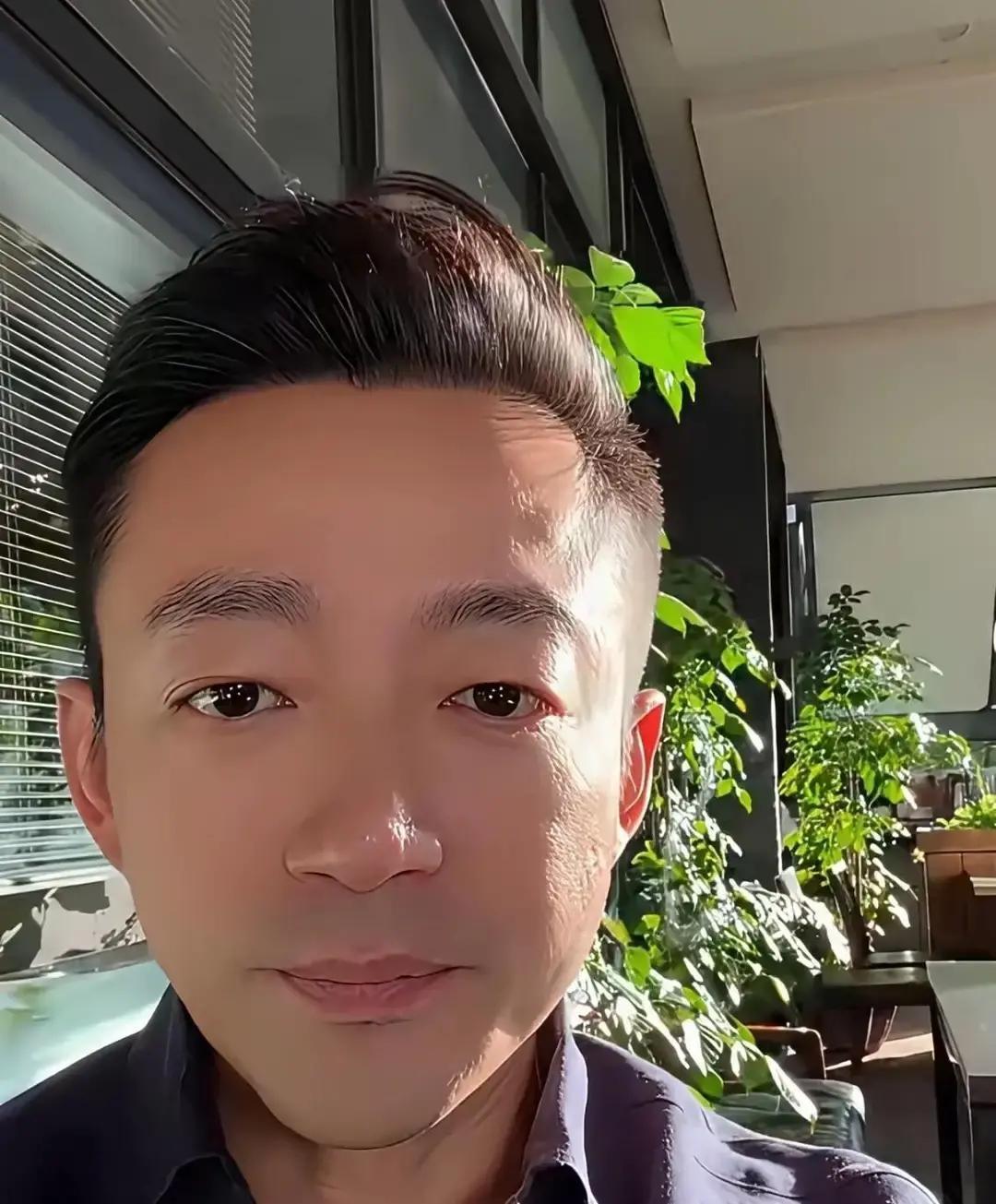 汪小菲昨晚钻进筱梅直播间，蹲在地上把灯架挪来挪去，顺手把开关啪一下按灭。我在屏