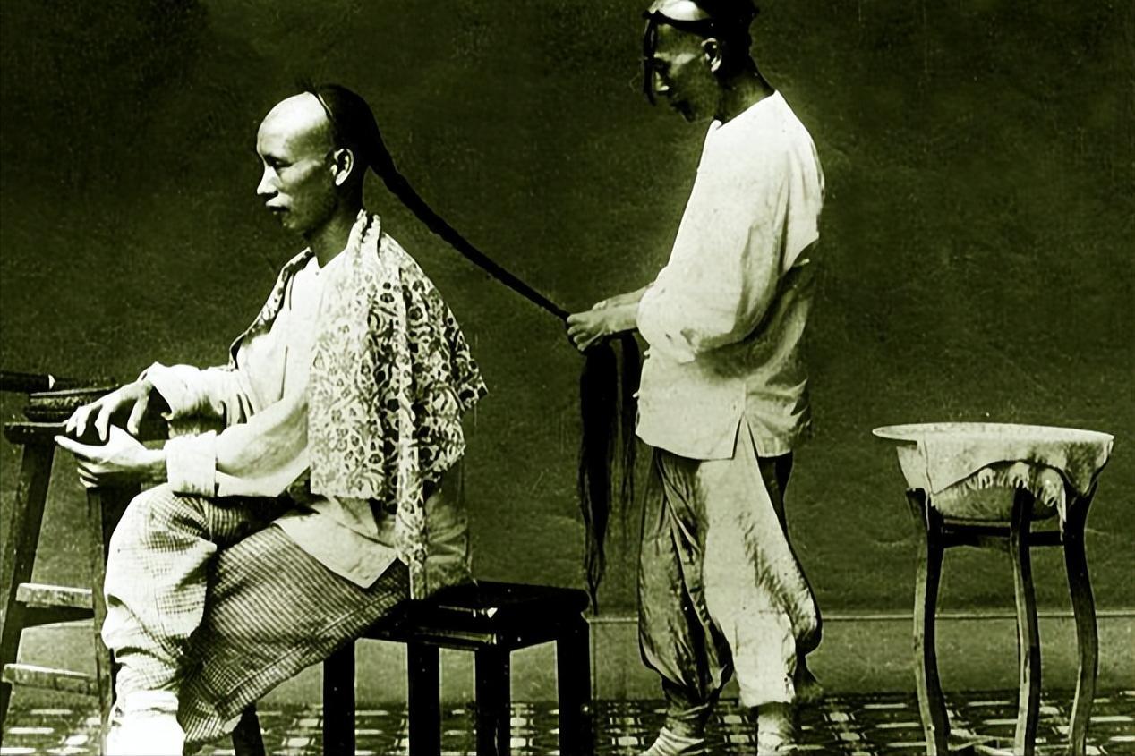 清朝“大辫子”到底多脏？满头油光，虱子满头，十步之内不能站人。清朝男人留辫子