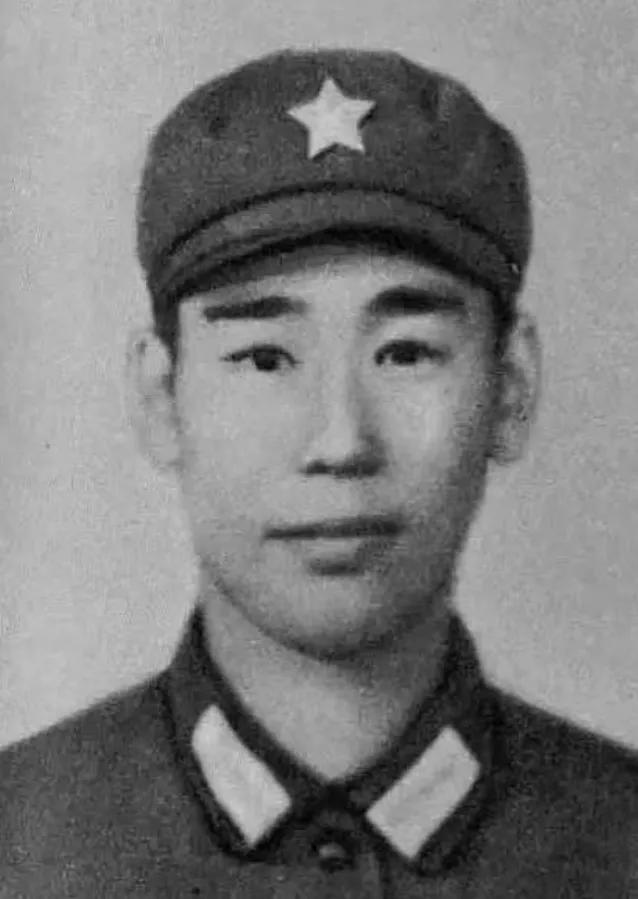 1979年2月，姜利民摸到了越军阵地，越军没有发现他，谁知他突然打开手电筒