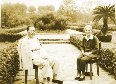 ☁1950年，毛主席正在读群众来信，桌上摆着一封从无锡寄来的信，署名“吴启