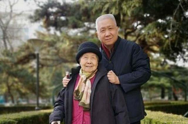 一次，主持人问马未都：“你身价至少100亿，你的母亲肯定为你感到骄傲自豪。”马未