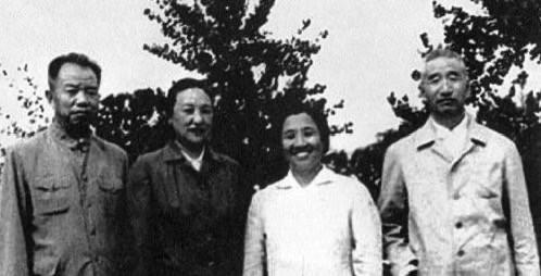 1965年8月，徐向前元帅夫妇和王树声大将夫妇的合影。徐向前和王树声在红四方面军