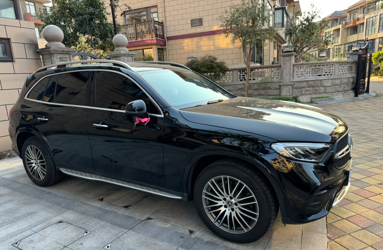 一开始看了宝马，试驾完我媳妇直接说不买，后排太颠了，坐一趟下来腰都酸。奥迪呢，配