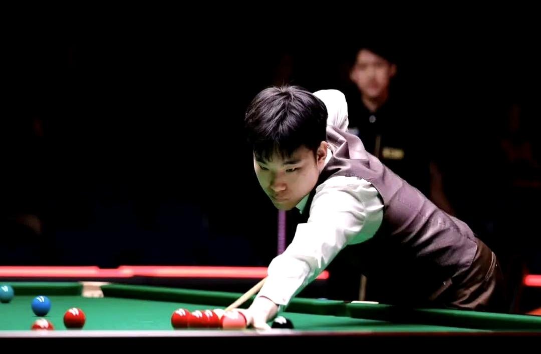 斯诺克资格赛中国四人强势晋级！周跃龙开局2-3落后，直接上演八连鞭逆转。