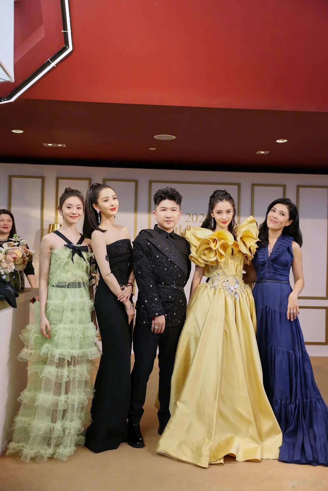 注意看这一张明星合影，谁认识中间这个黑衣服的女明星？微胖身材别有一番韵味，难怪能