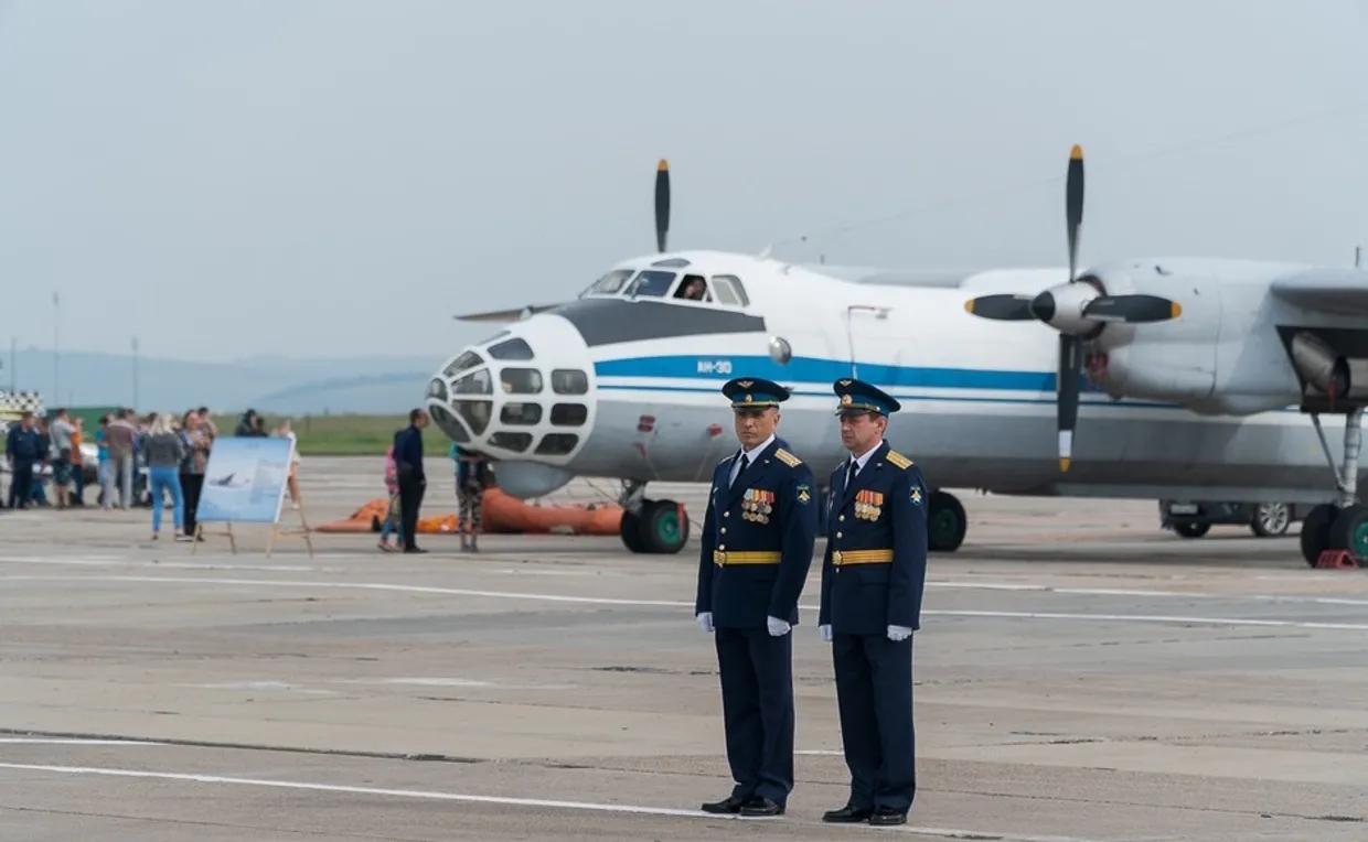 乌克兰公布被袭击后的“白海”航空基地卫星图像乌克兰安全局6月1日对俄罗斯机场