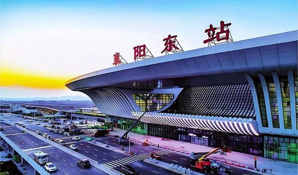这是襄阳东站，任何一个人来了湖北，来到了襄阳，看到如此雄伟的高铁站，都会认为湖北
