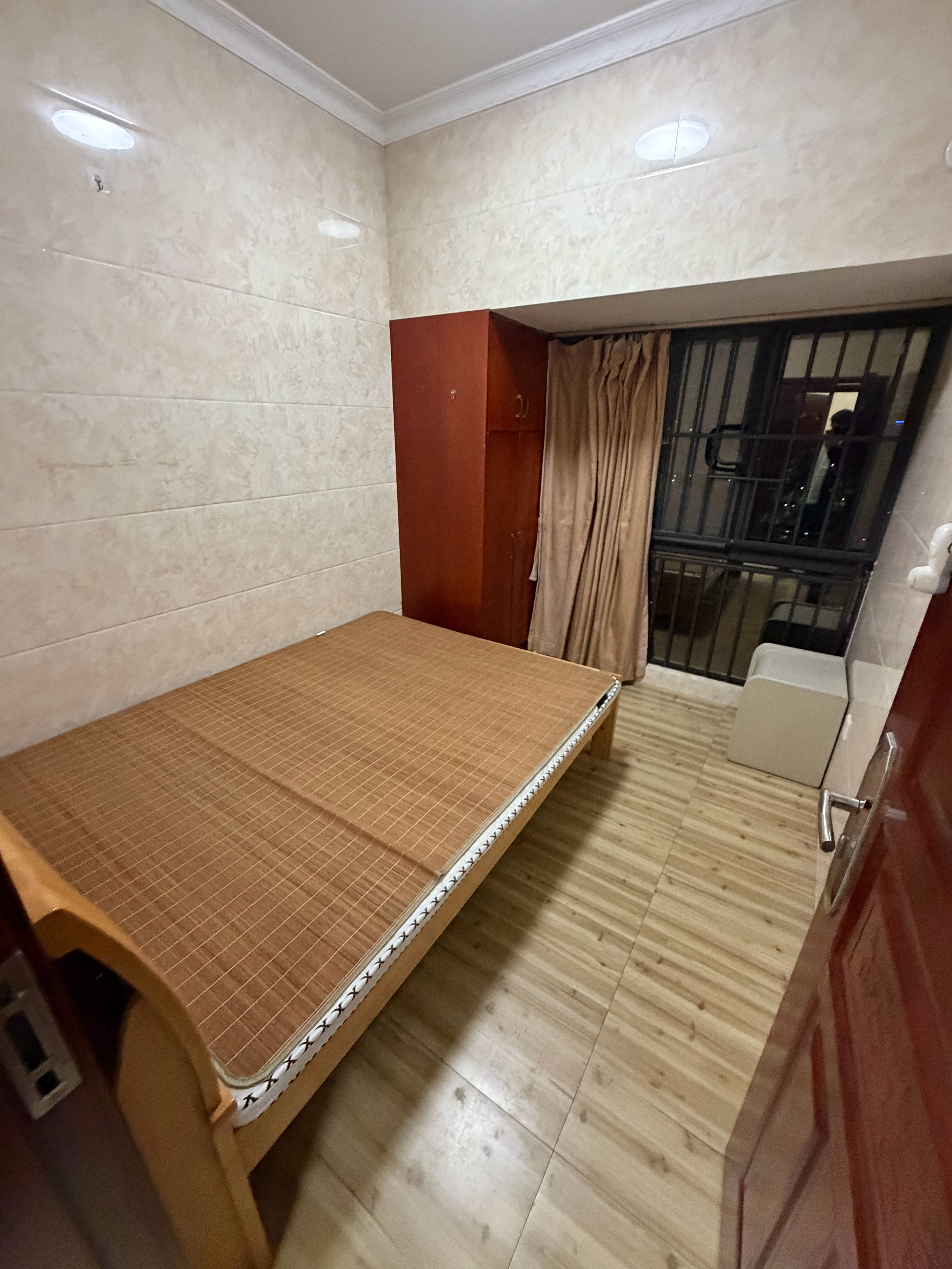 有没有懂装修的，我租的的房子，瓷砖上墙，客厅卧室的墙上全部贴瓷砖，这有什么好处吗