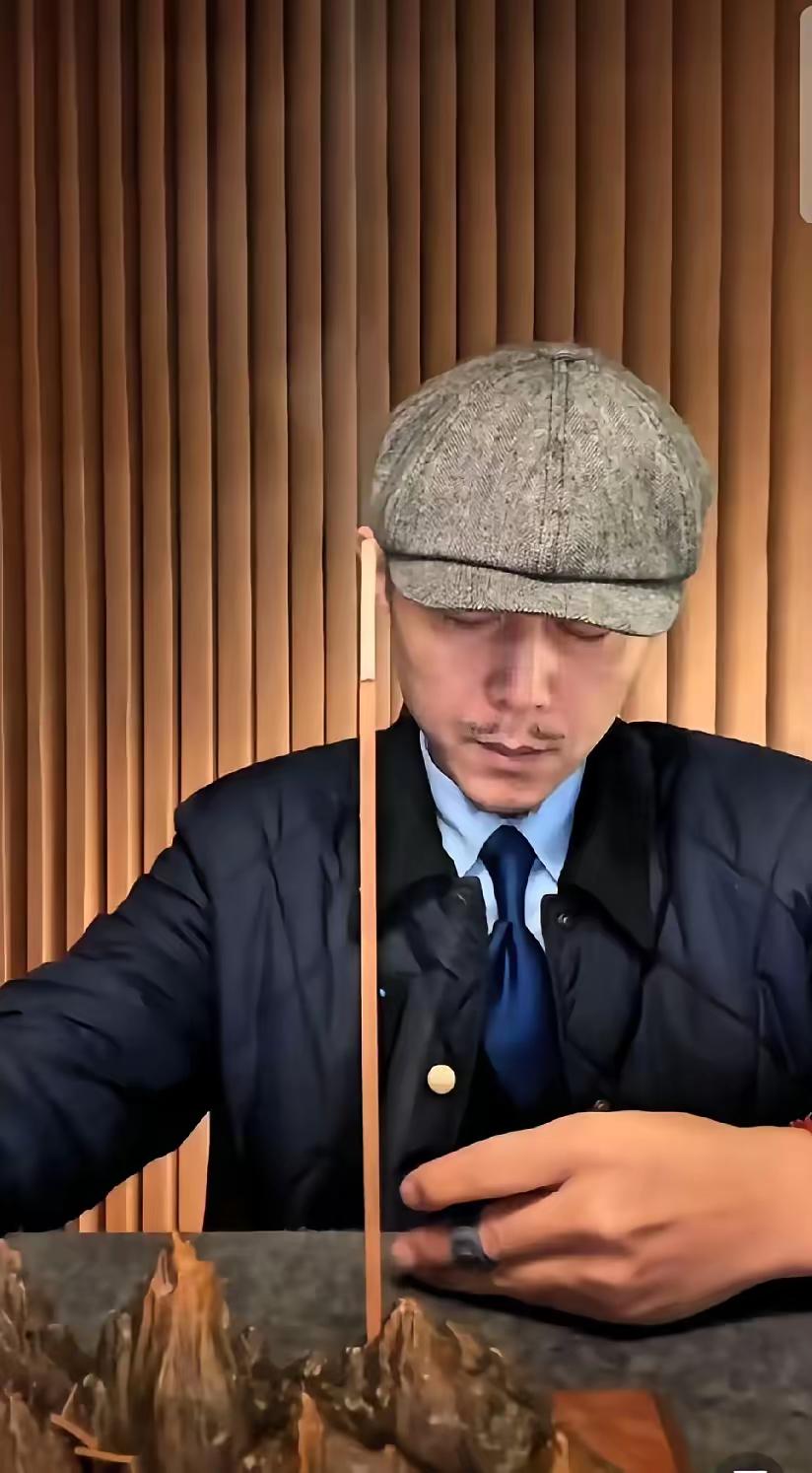 大冰在直播间里点了一道香，原来是因为张雪峰，他在下午就知道情况了，特意在直播