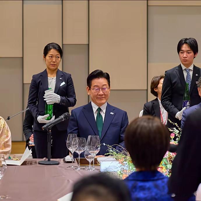 高市为李在明安排了晚宴，饭桌上看起来是冷冷清清的，一块盘子也没有，一个碗也没有，