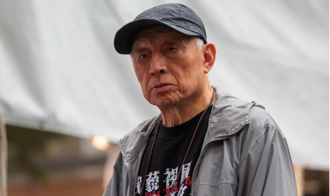 “大罢免”惨败之后，“台独”顽固分子曹兴诚出来讲话了！曹兴诚表示，民进党的事，他