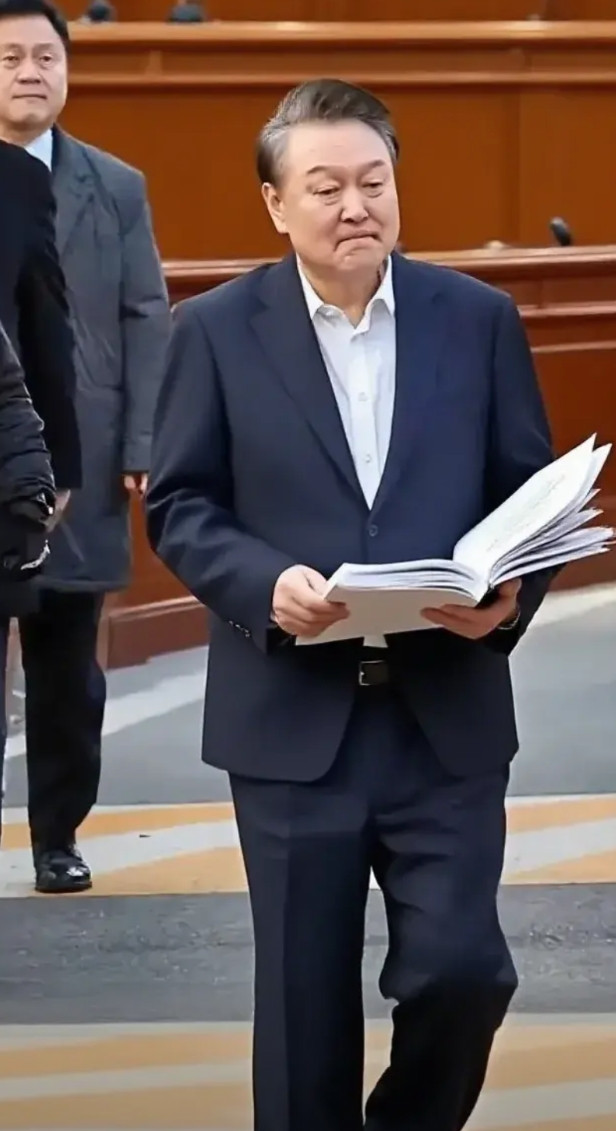 尹锡悦还真是个狠人，本来特检组是七点就可以下班的，硬是被尹锡悦拖到了半夜！当