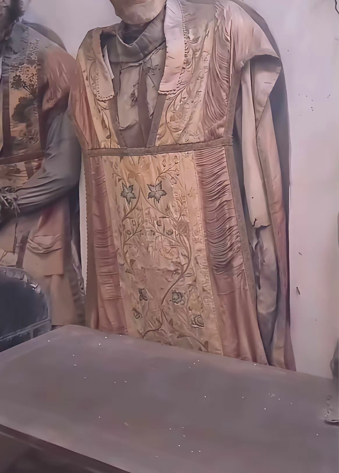巴黎修道院地下的尸骨穿的衣服，有没有感觉到眼熟？历史