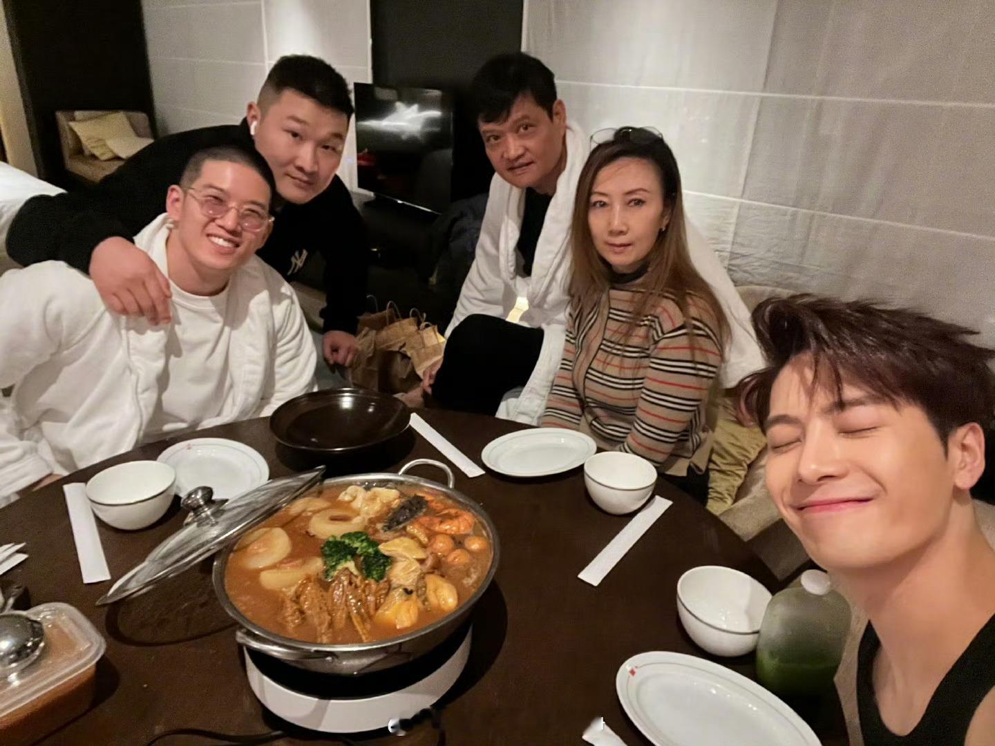 王嘉尔晒全家福嘉尔一家颜值都好高啊​​​