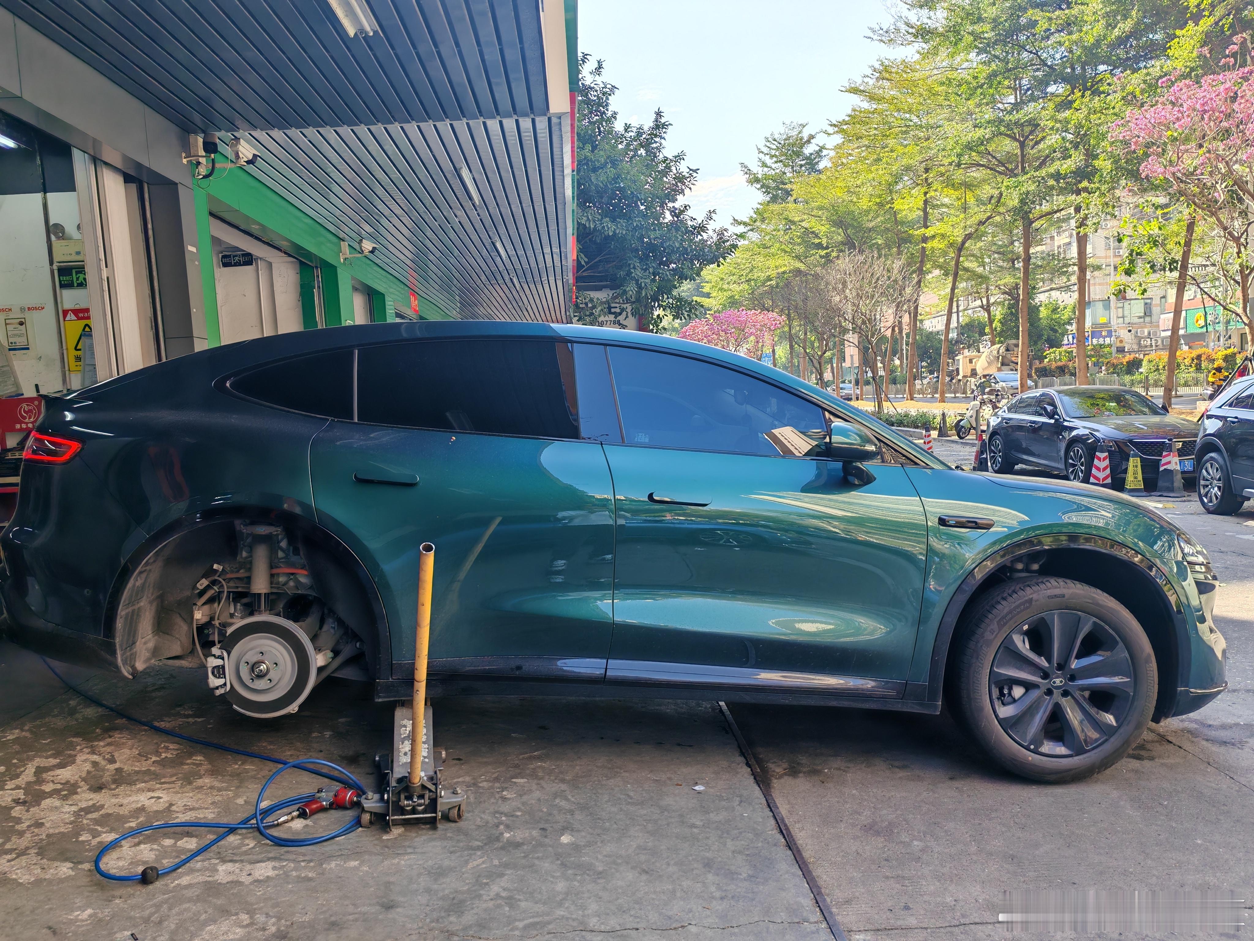 智界R7中了这么长的钉子，很不幸在侧面，没得补，只能换胎！我才开三个月的新车啊，