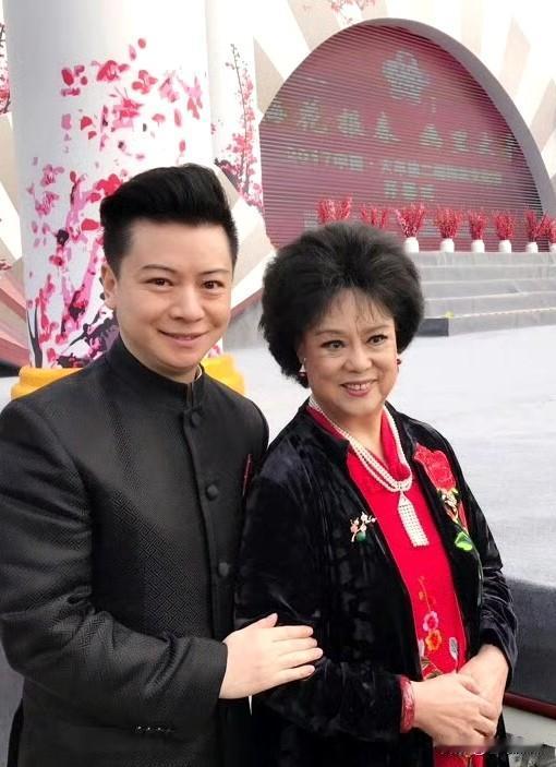他俩：一位是著名的歌唱家，一位是著名的京剧梅派男旦。虽然隔着辈分，但同框合影却很