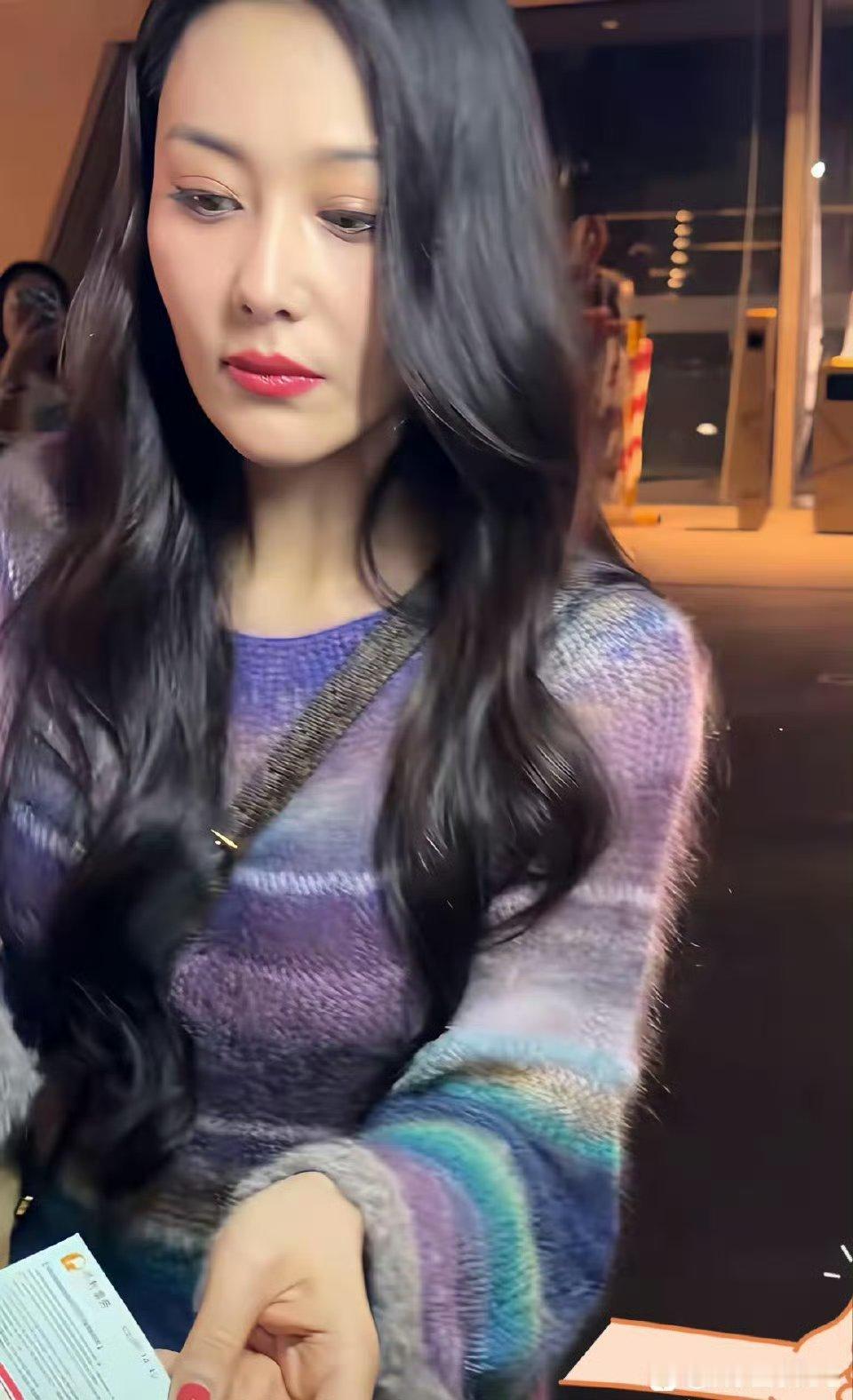 张馨予线下很高很瘦很美，化着淡妆，一点没有明星的架子