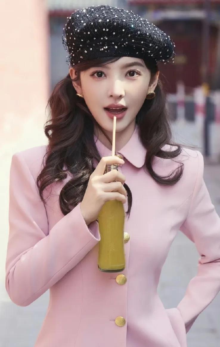 章若楠在综艺时说:“我二十多岁时，我妈就会说，都二十多的姑娘了，也不知道为家里分