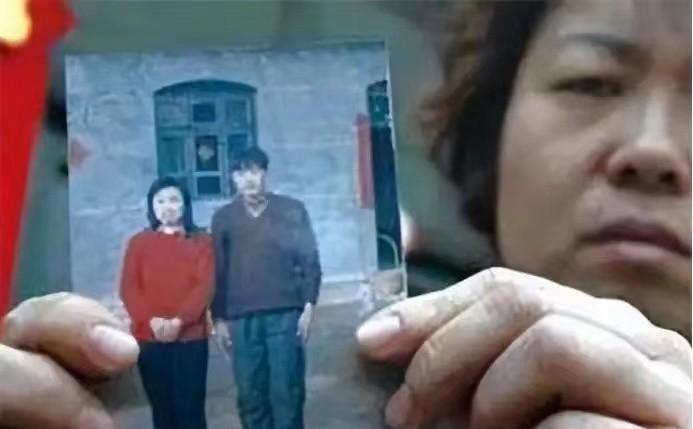 1996年，安徽蚌埠，区长助理于英生出门上班。当天他妻子在家遇害，体内有陌生男人