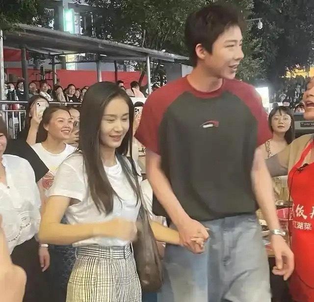 王子文状态好好，真人比电视上还要漂亮，第一眼恍惚还以为是舒畅