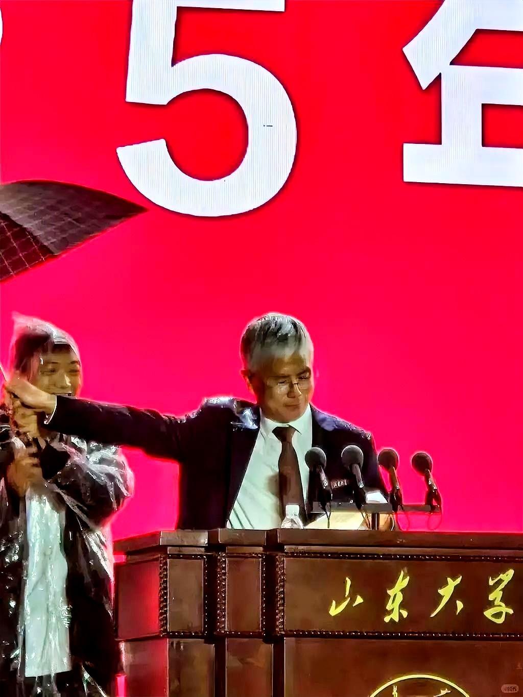 为山大校长撑伞的这位老师，给我们职场人上了一课。山大李校长豪迈演讲时，老师出于