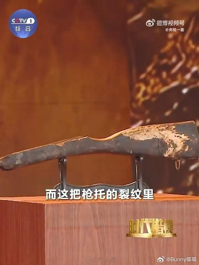刘老庄连被授予时代楷模称号刘老庄连的战旗，象征着无畏与忠诚，它见证了岁月的变迁，