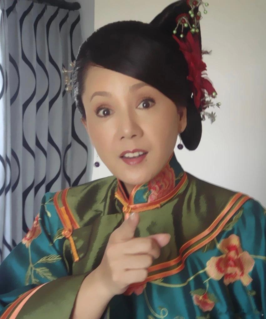 出道35年，参演多部影视剧，在电视剧《主角》中，戏份不多，但人设讨喜，母亲形象被