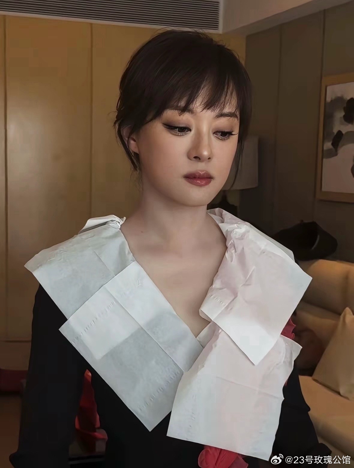 没点开大图前，还以为孙俪穿了一件白色荷叶领的衣服，其实是围了一圈纸巾，怕做妆发弄
