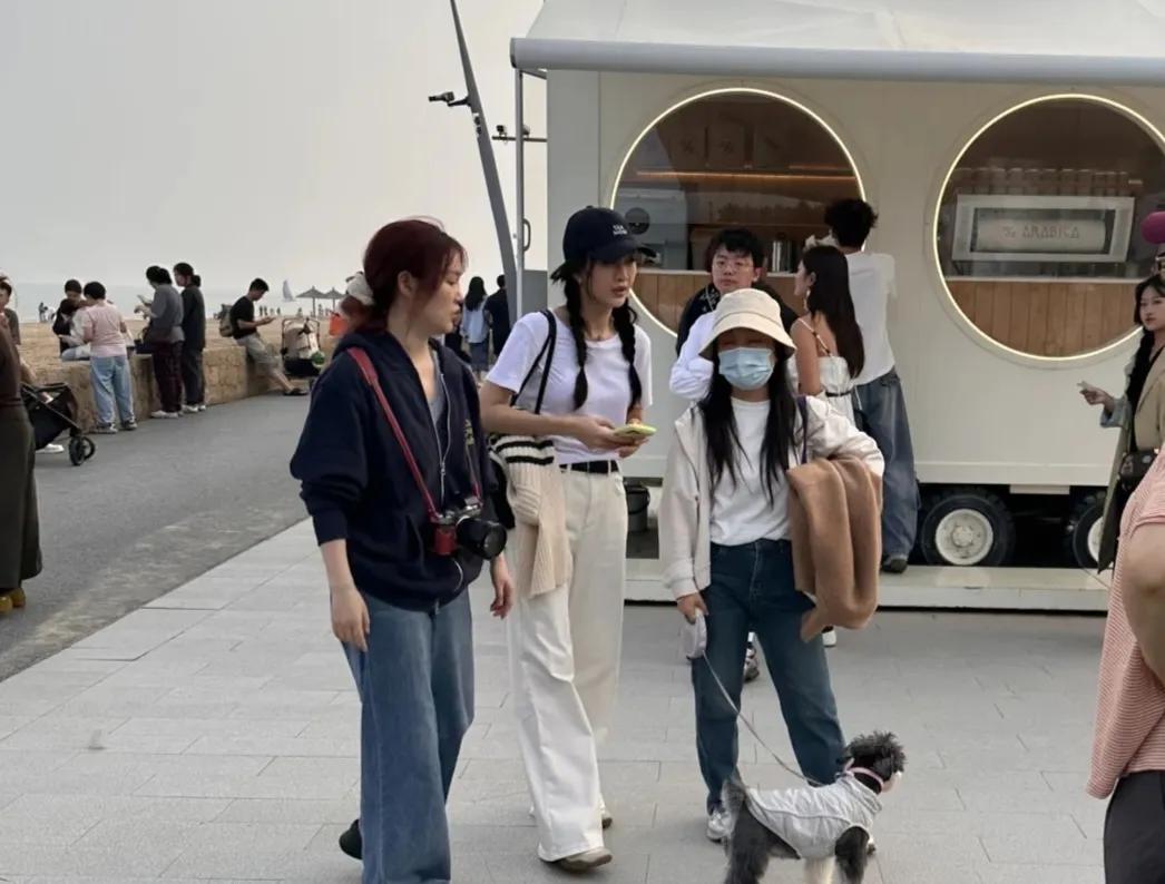 王鸥阿那亚被偶遇，扎着双麻花辫，戴着棒球帽，白短袖配白裤子，穿搭简约时尚