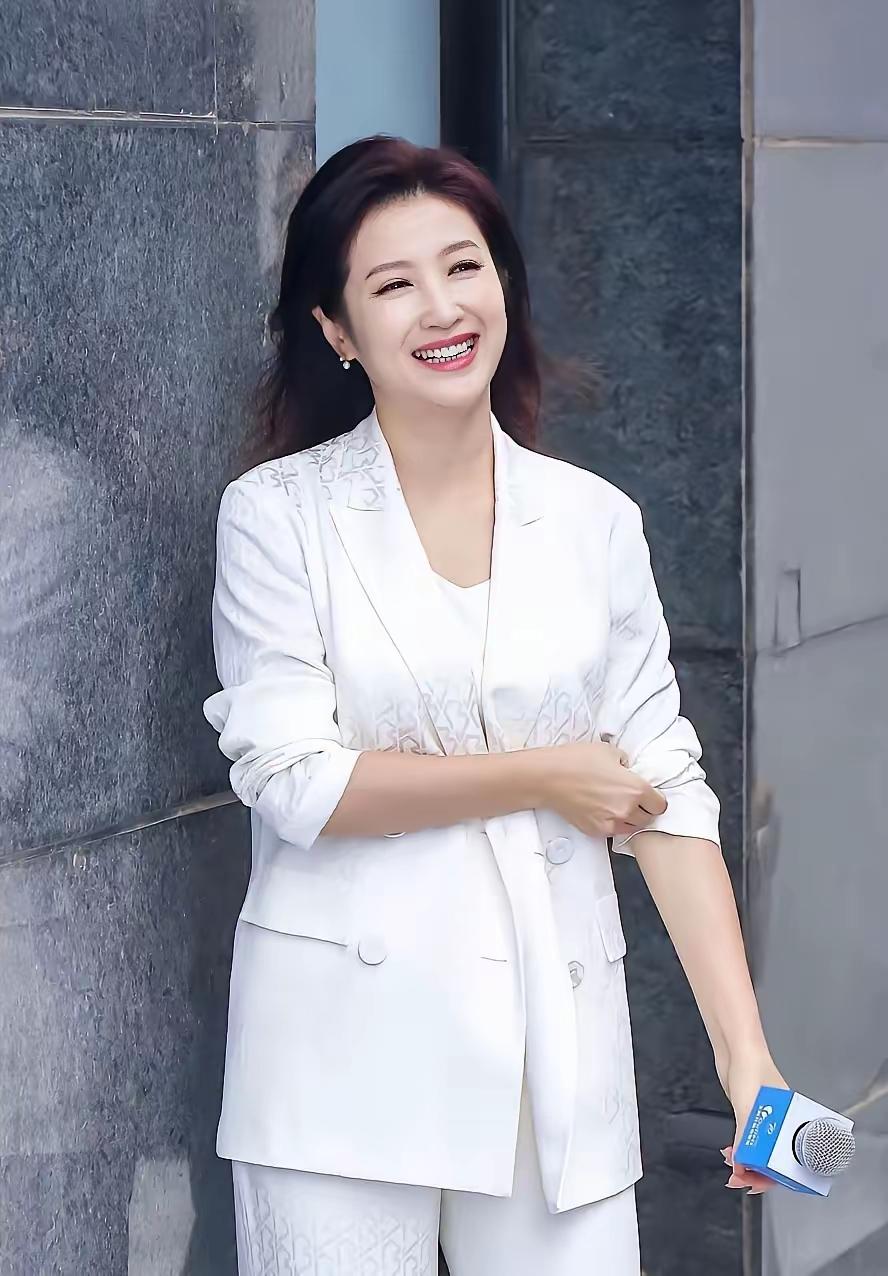 这主持人是北京电视台的主持人春妮，央视主持人刚强的妻子主持节目真的不错，但和董