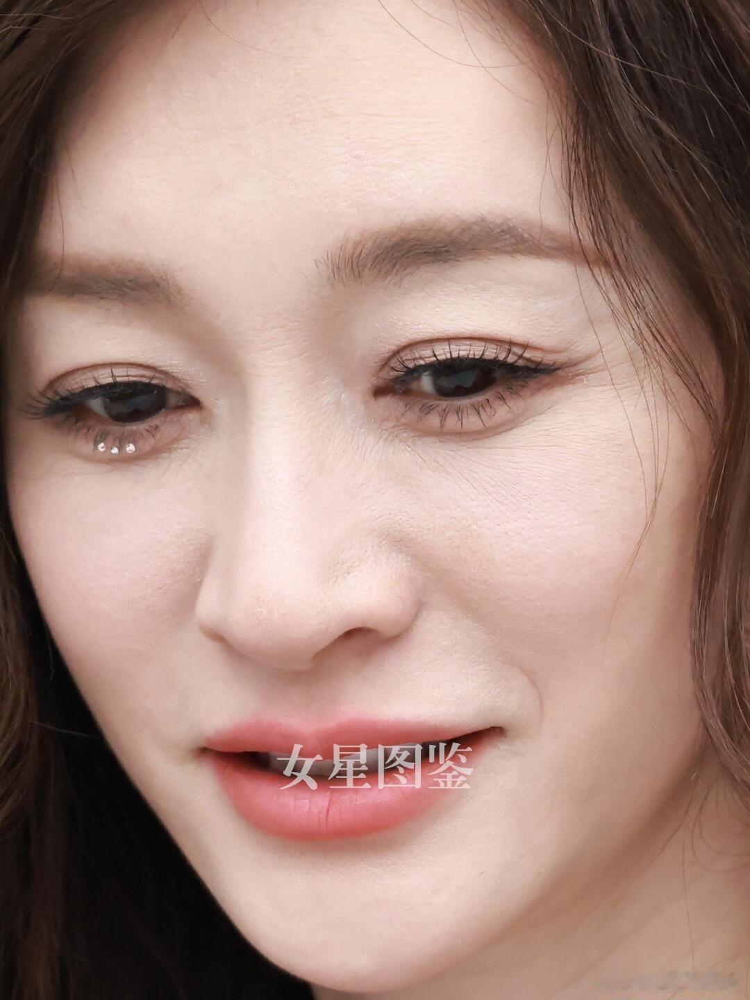 不敢信李小冉是50岁的人。。。