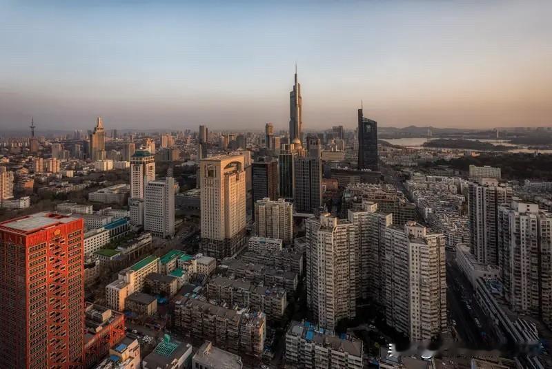 南京楼市上半年还是挺坎坷的。南京楼市本来都要止跌的，但是结果南京楼市的利空一出