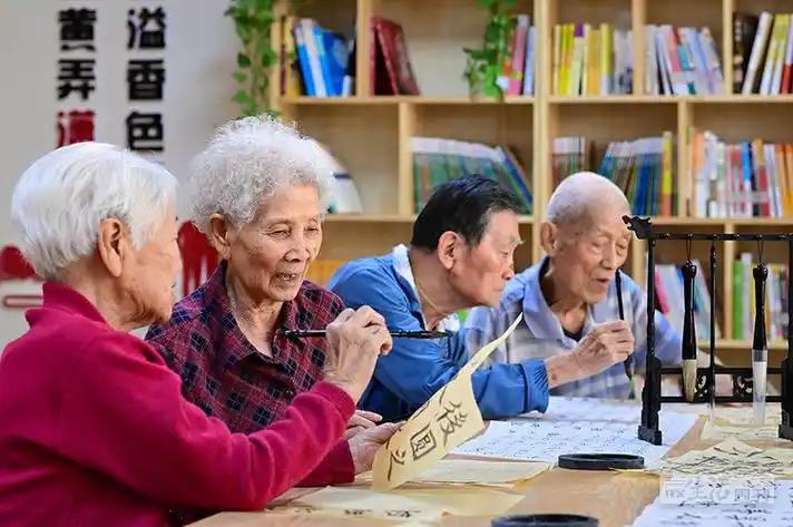 北京，清华教授李稻葵在公开论坛上罕见拍桌子：坚决反对养老政策无限拖延。当年交公粮
