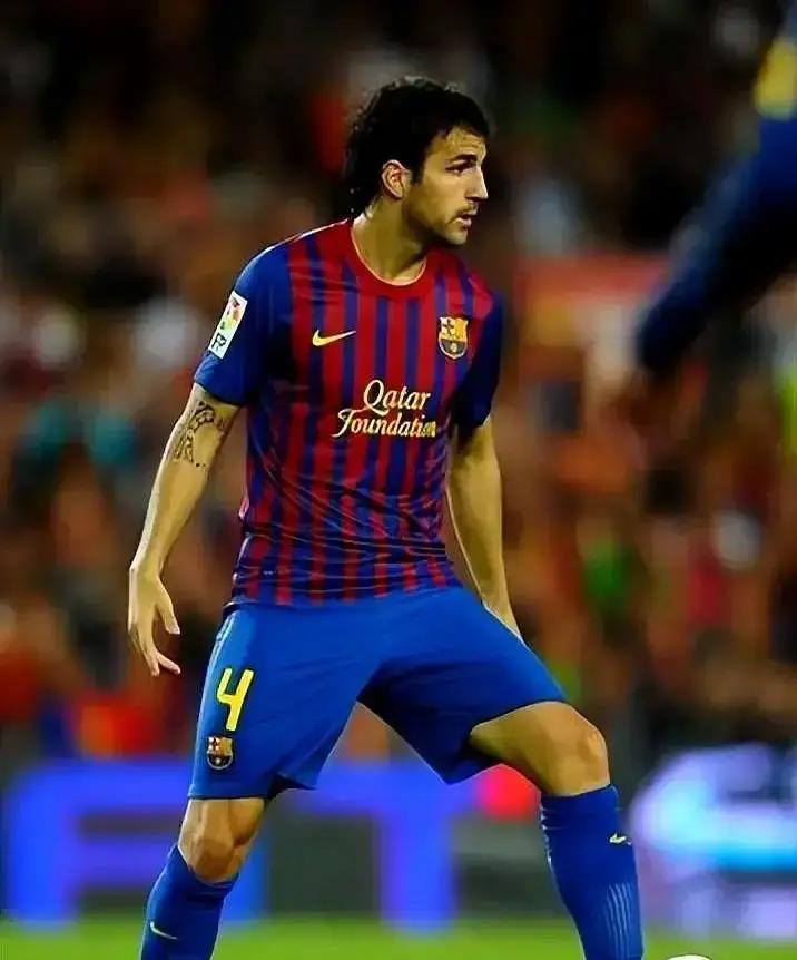 36岁，放在职场也就是个刚站稳脚跟的中层。法布雷加斯倒好，直接带着一支意甲