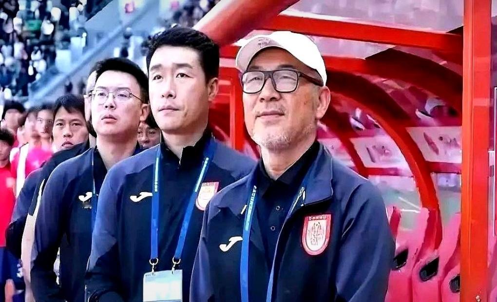 张外龙会不会后悔！当时执教重庆时合同写明补冲超就不拿薪水！如今重庆冲超悬了！尤其