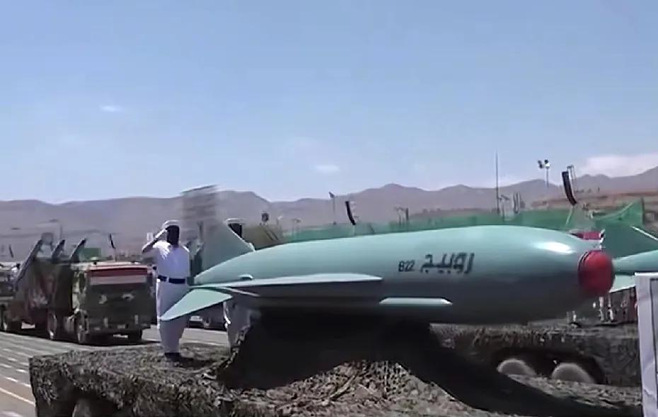 胡塞有高人指点，既然防空导弹不能击落以色列飞机，那么就各打各的，你飞到我领空轰炸