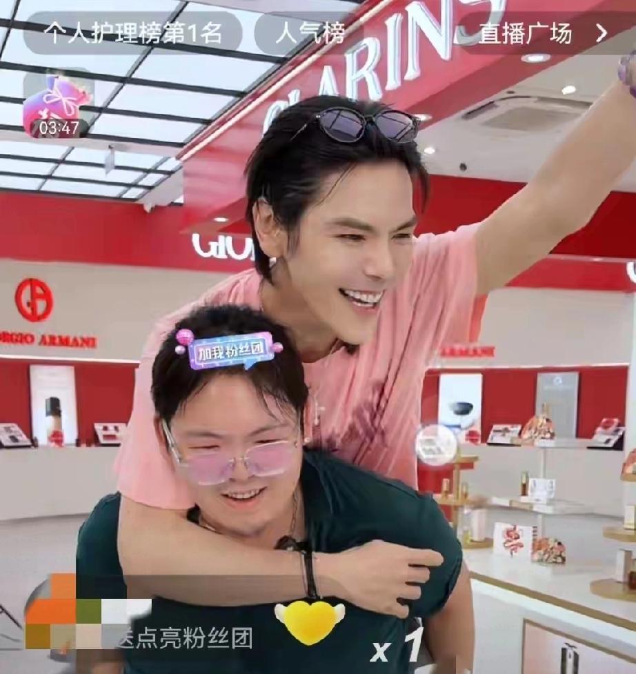 向佐向佑罕见同框直播！当众认唯一血亲，向家多年隔阂终化解向佐线下直
